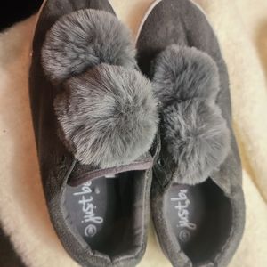 Pom pom slip on